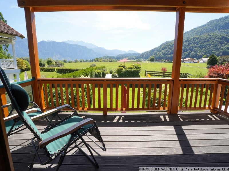 Blick über Balkon in die Berge