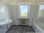 Das Badezimmer mit Badewanne und Fenster - ***Sehr gepflegte DHH mit schönem Garten in Feldkirchen***