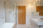 mit Wanne und Dusche - ***3-Zimmer-Traum mit Garten, Schwedenofen, TG & Stellplatz– einziehen & wohlfühlen***