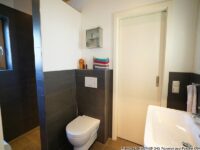 Gäste-WC mit Dusche im EG