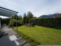 Blick in Garten mit Bergblick
