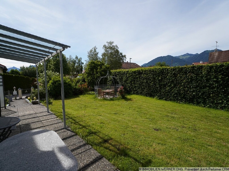 Blick in Garten mit Bergblick