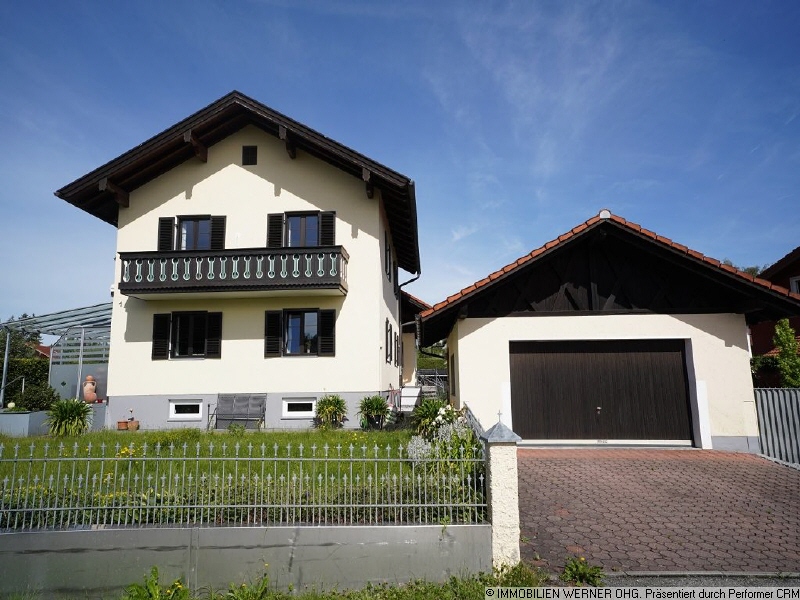 Haus mit großer Garage