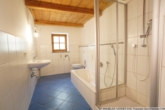 Bad mit Fenster, Dusche und Wanne - ***Haus im Haus! Urgemütliche 4,5-Zimmer-Maisonettewohnung in Haus von um 1600***