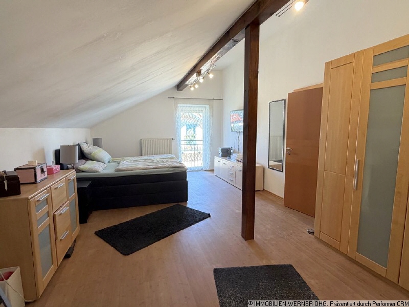 Großes Dachgeschosszimmer