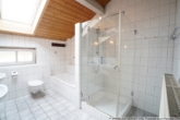 Das große Bad mit Fenster, Dusche und Wanne - ***Brannenburg*** Geschmackvolle DHH mit Garten, Pool, Garage und guter Anbindung***