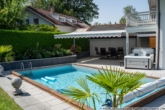 Pool und Terrasse mit Markise (Sommer 2024) - ***Brannenburg*** Geschmackvolle DHH mit Garten, Pool, Garage und guter Anbindung***