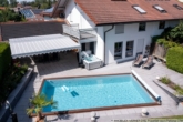 Luftbild aus dem Sommer 2024 - ***Brannenburg*** Geschmackvolle DHH mit Garten, Pool, Garage und guter Anbindung***