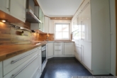 Küche mit Fenster (EBK gegen Ablöse) - ***Brannenburg*** Geschmackvolle DHH mit Garten, Pool, Garage und guter Anbindung***