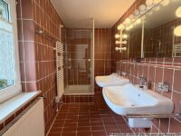 Duschbad beim Schlafzimmer