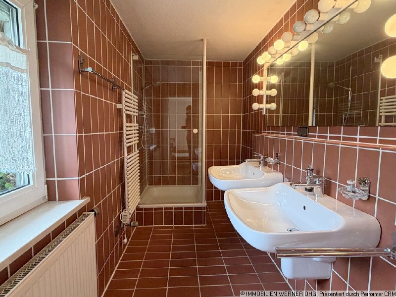 Duschbad beim Schlafzimmer