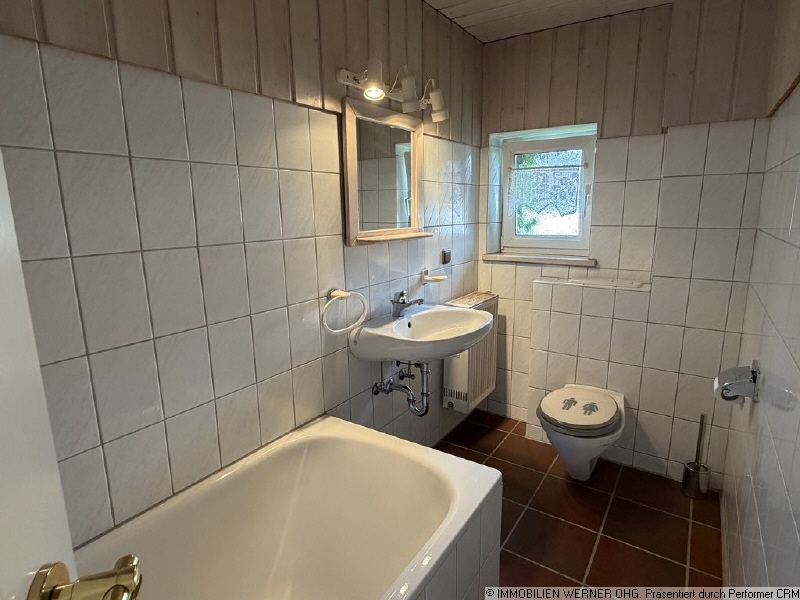 Bad mit Fenster und Wanne