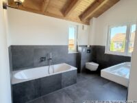 Tolles, helles Badezimmer