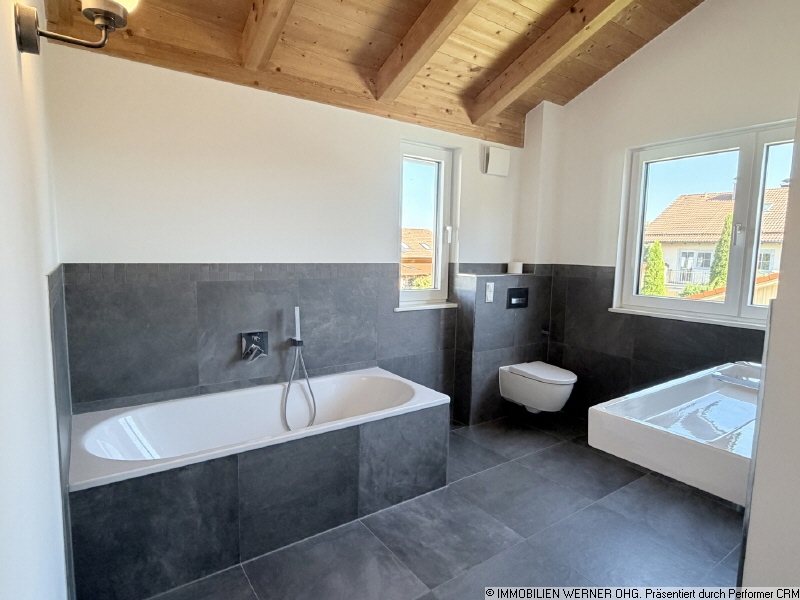 Tolles, helles Badezimmer