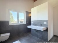 mit Dusche und Badewanne