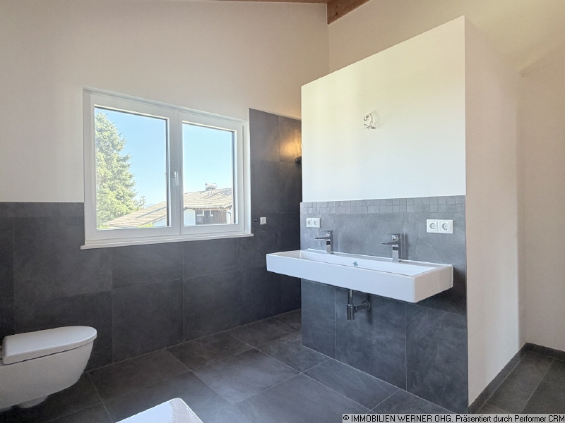 mit Dusche und Badewanne