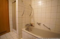 mit Dusche und Badewanne