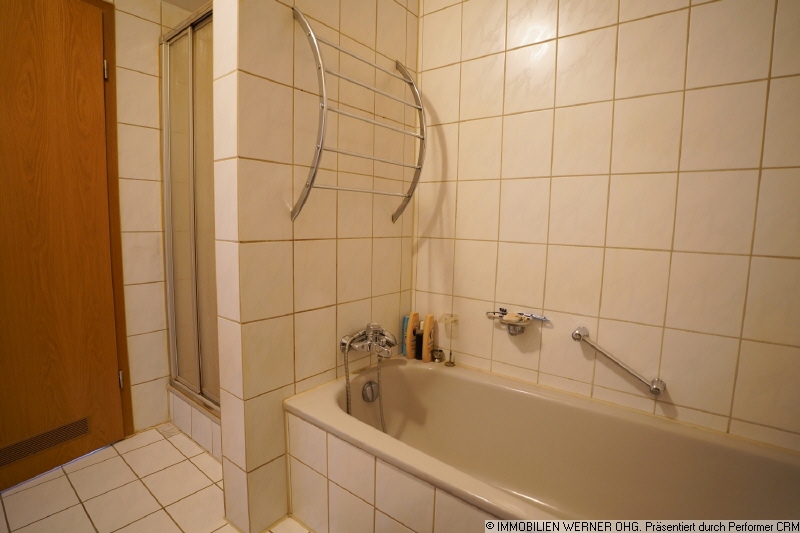 mit Dusche und Badewanne