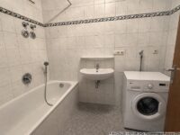Das Bad mit Badewanne