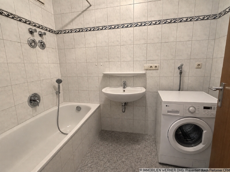 Das Bad mit Badewanne