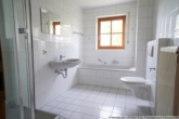 Das Bad im OG mit Badewanne - ***Perfekt für eine Familie! 4 Schlafzimmer, Garten und Garage!!! Rosenheim-Erlenau!***