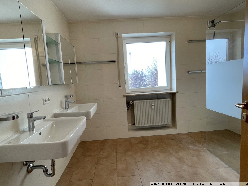 Bad mit Fenster, zwei Waschbecken