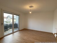 Helles Wohnzimmer mit Zugang zu einem der Balkone