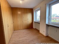 Ankleide und z.B. Büro mit großem Einbauschrank