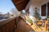 Der überdachte Süd-Balkon - ***Gemütlich! Platz für die Familie! 4-Zimmer-Wohnung mit tollen Details in Mangfall-Nähe***