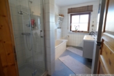 Das Bad mit Fenster, Dusche und Badewanne - ***Gemütlich! Platz für die Familie! 4-Zimmer-Wohnung mit tollen Details in Mangfall-Nähe***
