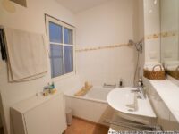 mit Badewanne und Dusche