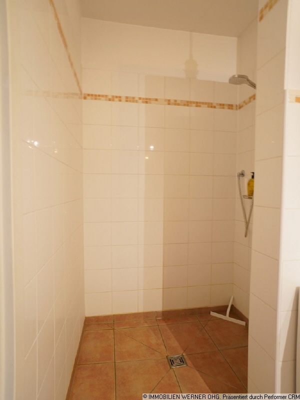 und ebener Dusche
