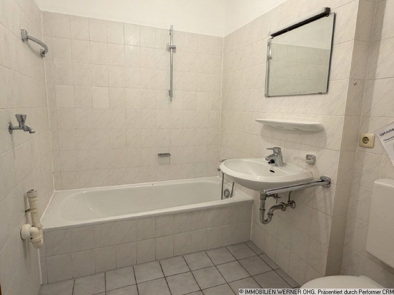 Bad mit Wanne und WM-Anschluss