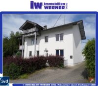 Hausansicht mit Zufahrt