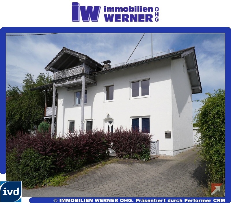 Hausansicht mit Zufahrt