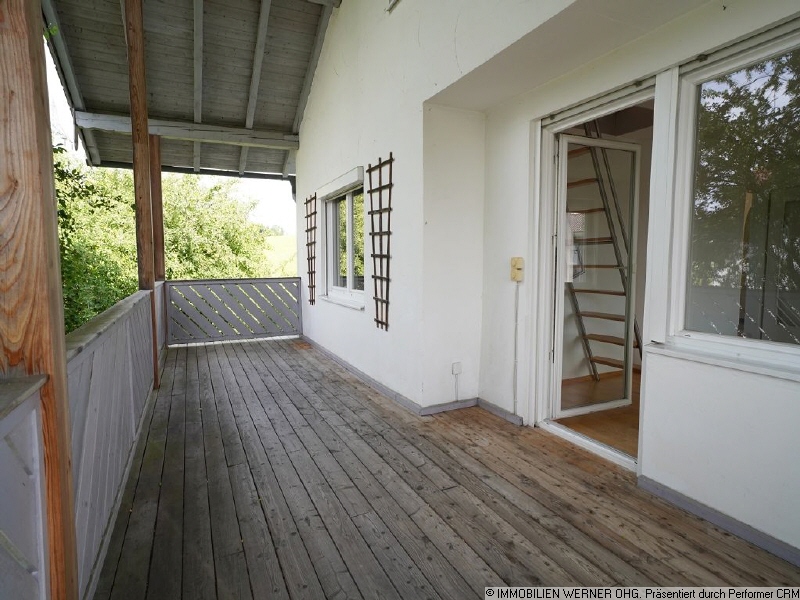 etwa 18 m² überdachter Balkon
