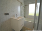 Das Bad mit Dusche und Wanne