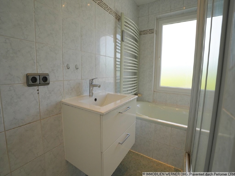 Das Bad mit Dusche und Wanne