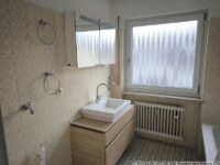 OG - Bad mit Fenster und Wanne
