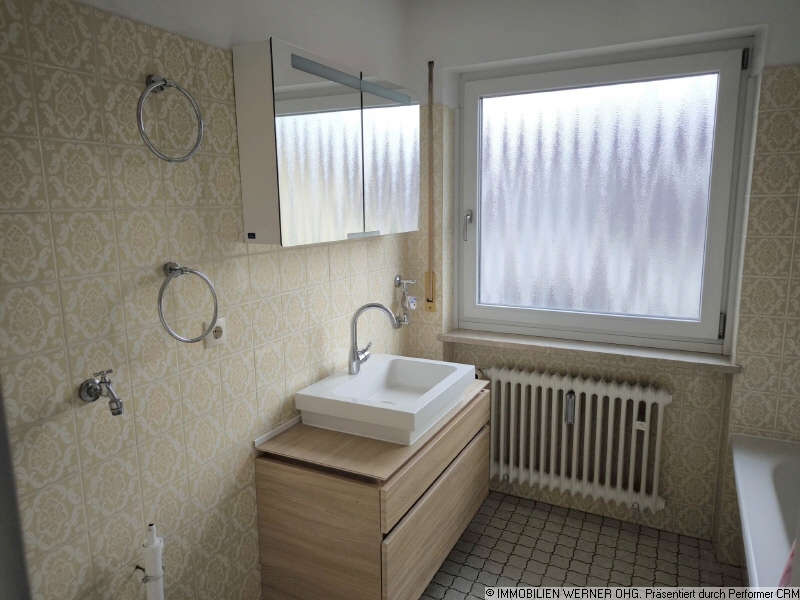 OG - Bad mit Fenster und Wanne