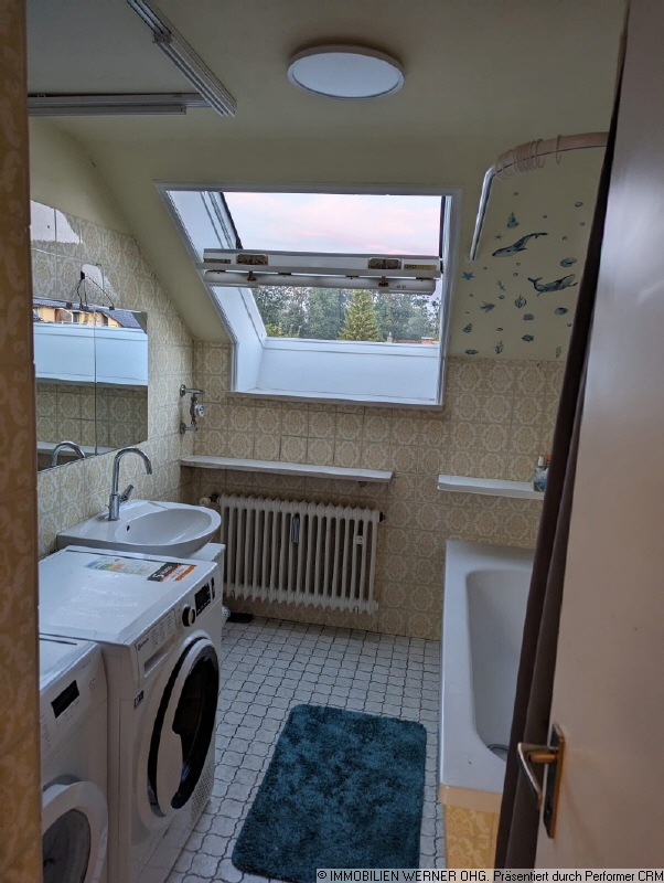 DG - Bad mit Fenster und Wanne