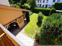 Blick vom Balkon auf den Garten