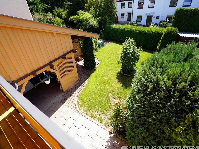 Blick vom Balkon auf den Garten