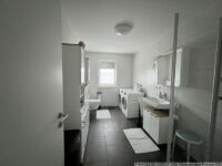 Das Bad mit Fenster und Dusche
