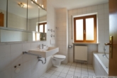 Das Badezimmer - ***3-Zimmer-Traum mit Garten, Schwedenofen, TG & Stellplatz– einziehen & wohlfühlen***