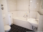 Das Bad mit Badewanne