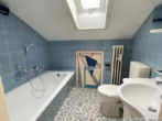 Das Bad mit Fenster und Badewanne - ***Gemütliche 2-Zimmer-DG-Wohnung mit Balkon, EBK und Stellplatz in Bernau***