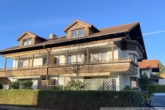 Hausansicht balkonseitig - ***Wirklich helle, top-gepflegte 3-Zimmer-Wohnung mit EBK, Balkon und Einzelgarage in Großkaro***