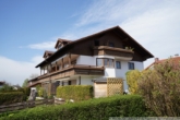 Hausansicht - ***Wirklich helle, top-gepflegte 3-Zimmer-Wohnung mit EBK, Balkon und Einzelgarage in Großkaro***