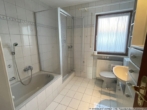 Bad mit Fenster, Dusche und Badewanne - ***Wirklich helle, top-gepflegte 3-Zimmer-Wohnung mit EBK, Balkon und Einzelgarage in Großkaro***